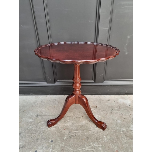 1671 - A reproduction mahogany tripod table, 59.5cm wide.