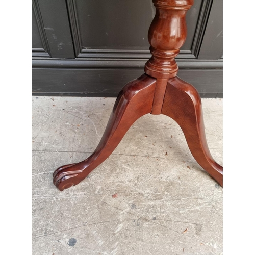 1671 - A reproduction mahogany tripod table, 59.5cm wide.