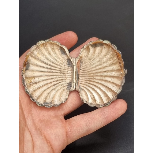 188 - A vintage white metal scallop shell purse, 5.9cm wide.