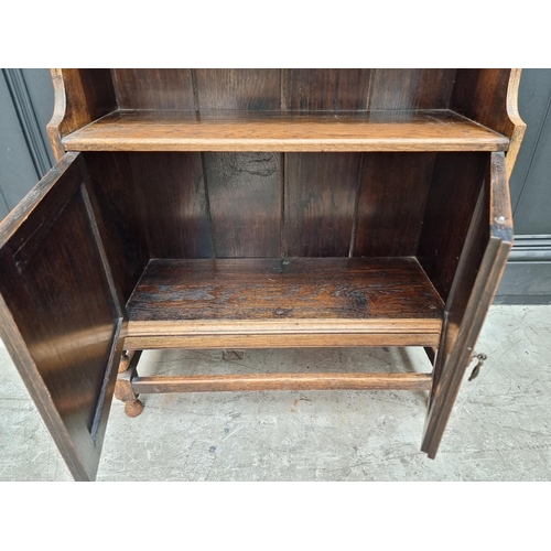 1021 - A small 1920s oak bookcase, 65cm wide.