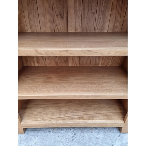 1031 - A contemporary pale oak bookcase, 84.5cm wide.