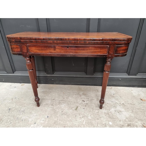 1097 - An early 19th century mahogany and crossbanded tea table, with double gateleg, frieze drawer an... 