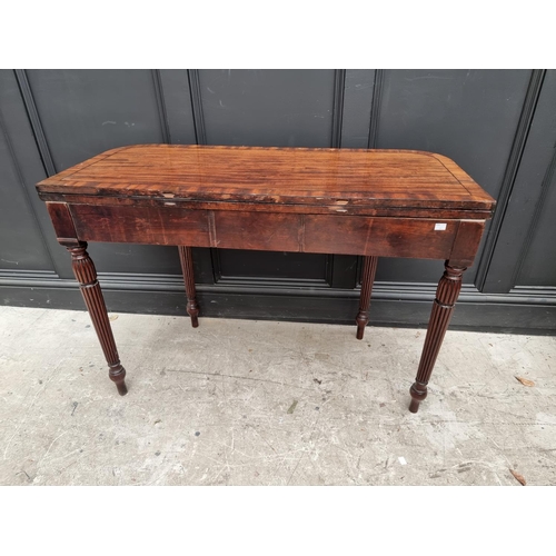 1097 - An early 19th century mahogany and crossbanded tea table, with double gateleg, frieze drawer an... 