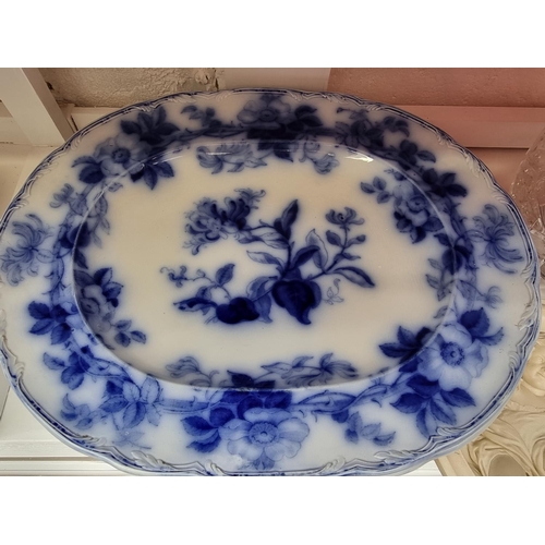 1326 - A Dartington cranberry glass bowl, 17cm high; together with a set of four Wedgwood flow blue meat di... 