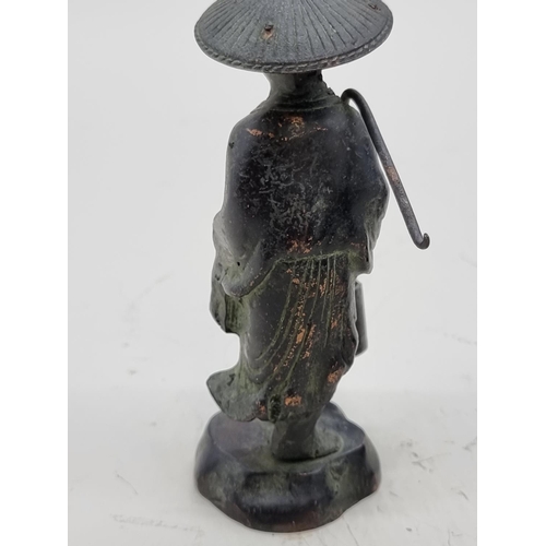 1431 - Two bronze figures of Chinese fisherfolk, largest 14cm high. 