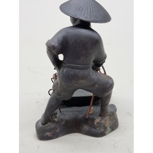 1431 - Two bronze figures of Chinese fisherfolk, largest 14cm high. 