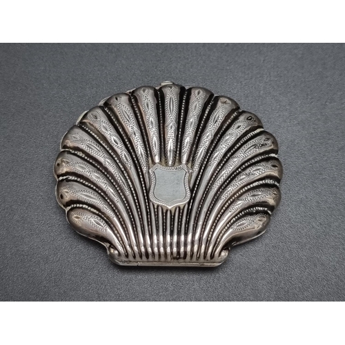 188 - A vintage white metal scallop shell purse, 5.9cm wide.