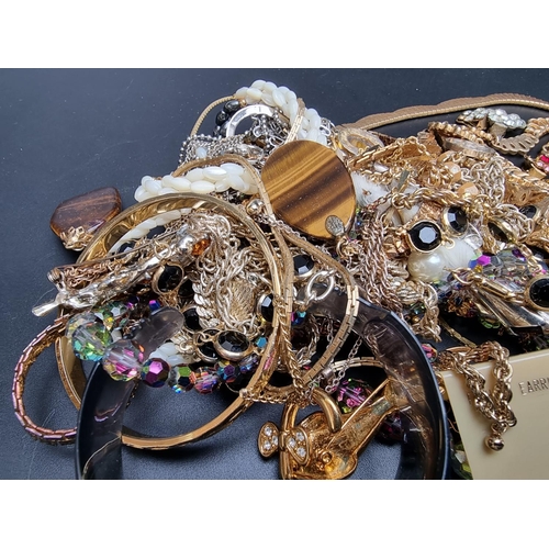 224 - A quantity of costume jewellery.