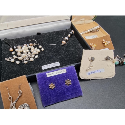 225 - A small quantity of jewellery, to include earrings, earstuds and similar.