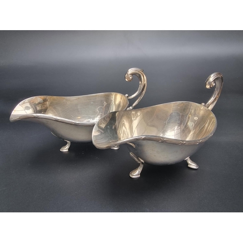 33 - A pair of silver sauce boats, by Viners, Sheffield 1960, 19cm long, 580g.
