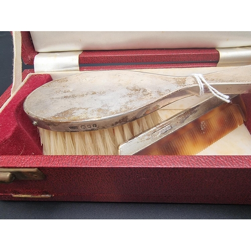 58 - A cased silver trefid spoon, by Travis, Wilson & Co. Ltd, Sheffield 1970, 25g; together with a c... 