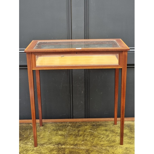 1024 - An Edwardian mahogany and satinwood crossbanded bijouterie table, 62.5cm wide. ... 