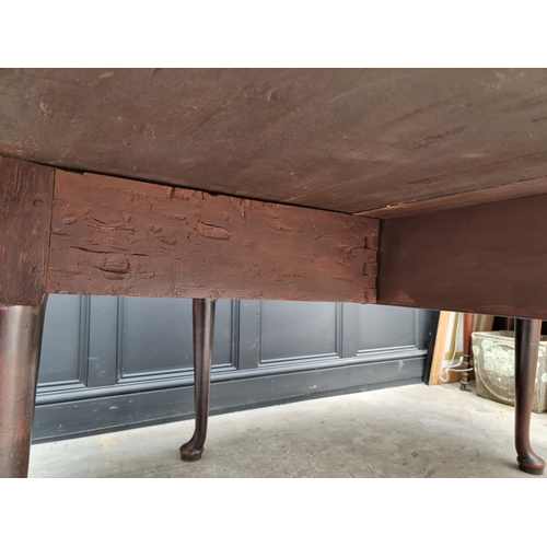 1092 - A good mid 18th century mahogany gateleg table, on turned legs with pad feet, 165.5cm wide when open... 