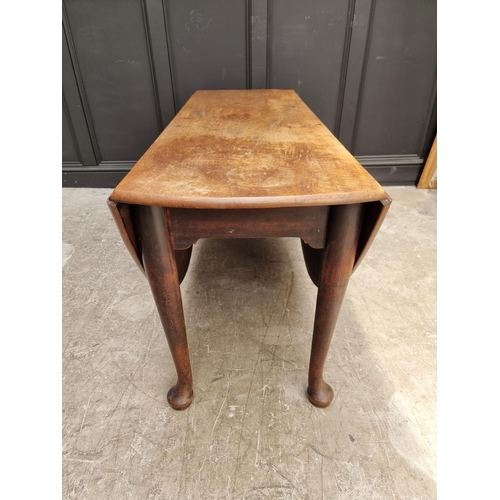 1092 - A good mid 18th century mahogany gateleg table, on turned legs with pad feet, 165.5cm wide when open... 