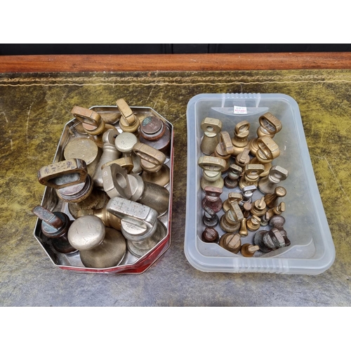 1317 - A large collection of brass and gun metal weights, 1oz-4lb. 