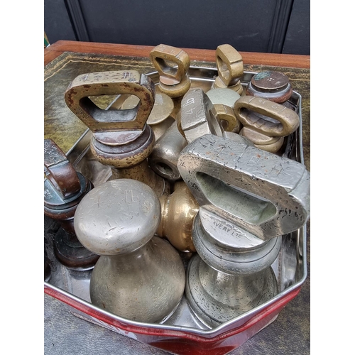 1317 - A large collection of brass and gun metal weights, 1oz-4lb. 