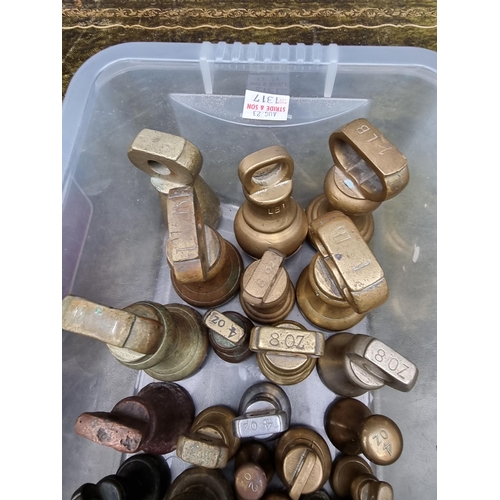 1317 - A large collection of brass and gun metal weights, 1oz-4lb. 