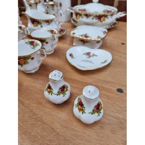 1513 - An extensive Royal Albert 'Old Country Roses' tea and dinner service; together with other related it... 