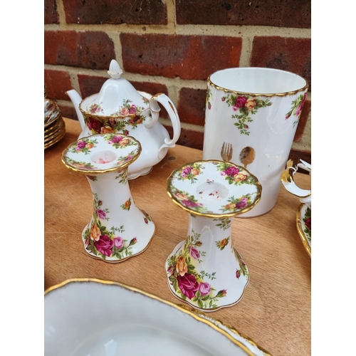 1513 - An extensive Royal Albert 'Old Country Roses' tea and dinner service; together with other related it... 