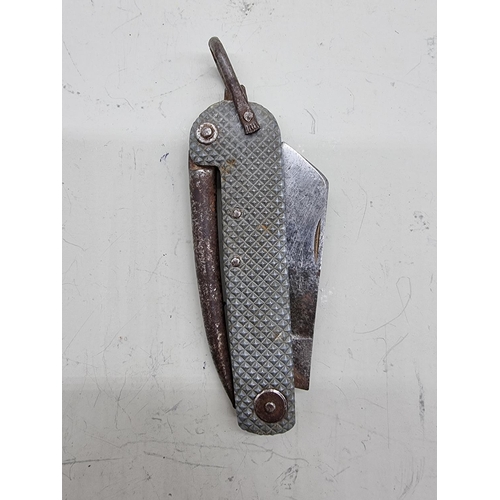 1630 - A British military folding pocket or Jack knife, by Rodgers Sheffield, with broad arrow, 14cm closed... 