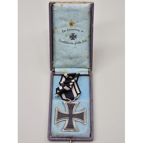 1644 - A World War I German Iron Cross, 2nd Class, the suspension ring stamped 800, in case with lid inscri... 