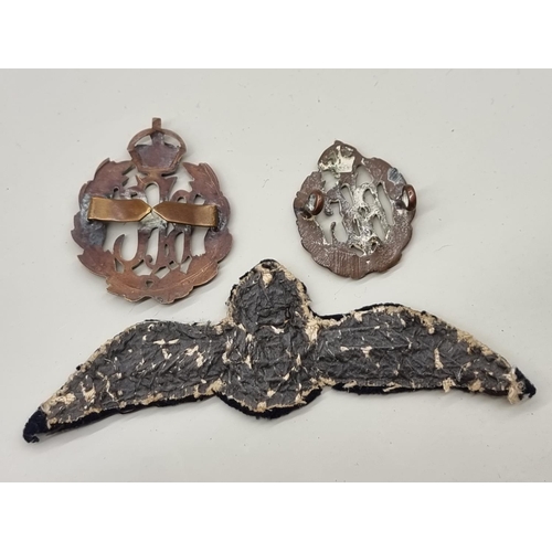 1652 - A World War I RFC pilot's cloth wings badge, 110mm; together with two similar badges. (3)... 