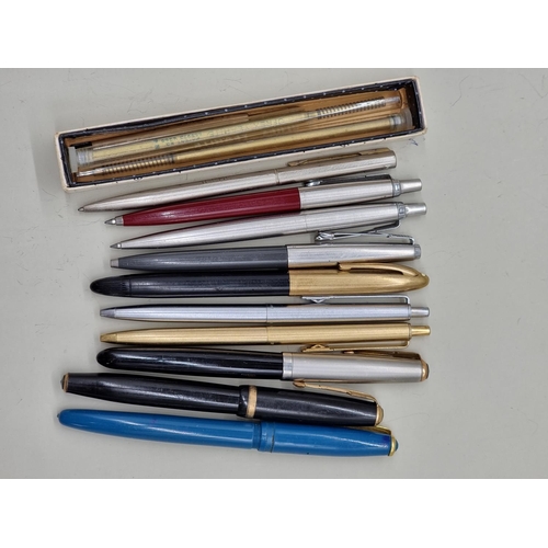 1656 - A small quantity of vintage pens, to include a Parker Duofold, with 14k nib. (10)... 