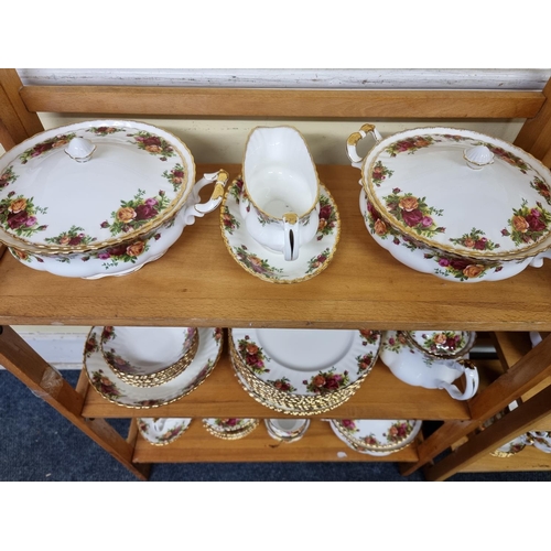 1685 - An extensive Royal Albert 'Old Country Roses' pattern tea and dinner service. 