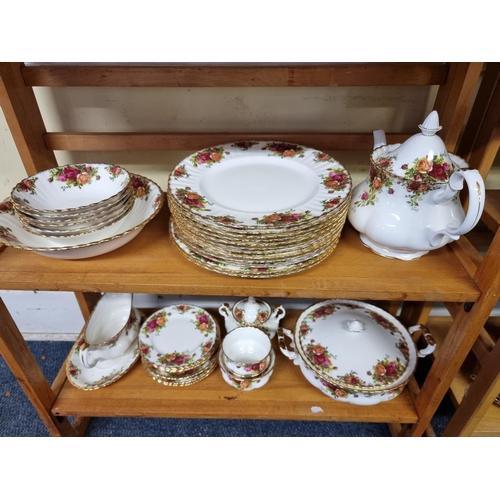 1685 - An extensive Royal Albert 'Old Country Roses' pattern tea and dinner service. 