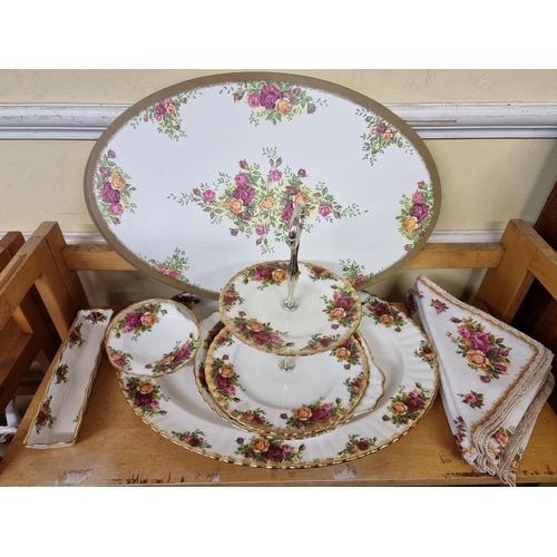 1685 - An extensive Royal Albert 'Old Country Roses' pattern tea and dinner service. 