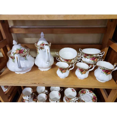 1685 - An extensive Royal Albert 'Old Country Roses' pattern tea and dinner service. 