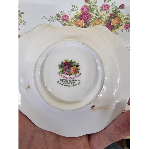 1685 - An extensive Royal Albert 'Old Country Roses' pattern tea and dinner service. 