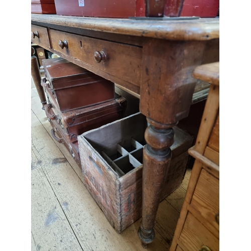 1044 - A large Victorian oak desk, 135.5cm wide.