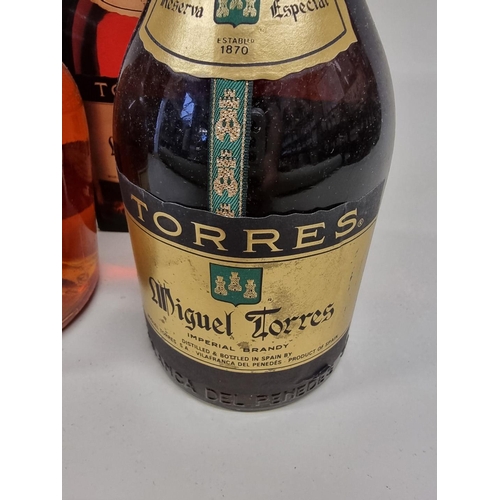 82 - Two bottles of Brandy, comprising: a 1 litre Courvoisier VS Cognac; and a 70cl Miguel Torres Hors d'... 