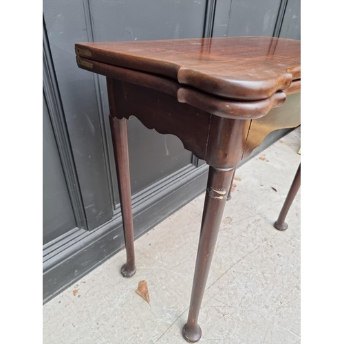 1051 - An 18th century style mahogany card table, with serpentine fronted swivel top, 77cm wide.... 