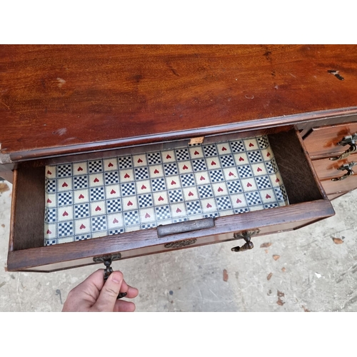 1073 - A George III mahogany chest of drawers, with caddy top, 86cm wide. 