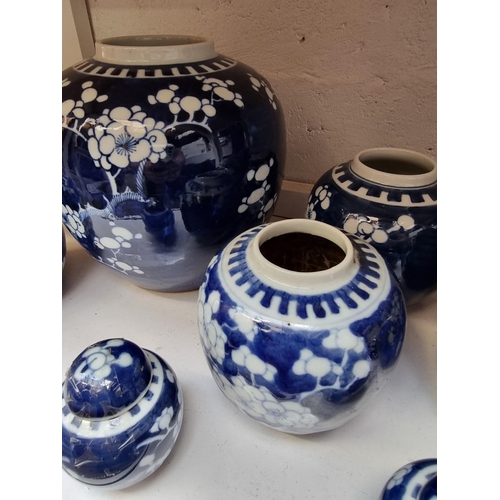 1209 - Fifteen Chinese blue and white ginger jars, five with covers, largest 27cm high. ... 