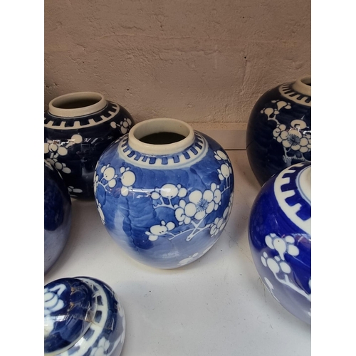 1209 - Fifteen Chinese blue and white ginger jars, five with covers, largest 27cm high. ... 