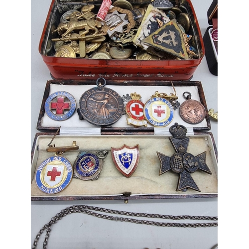 1473 - Medals: a collection of badges, buttons and related, to include World War II medals. ... 