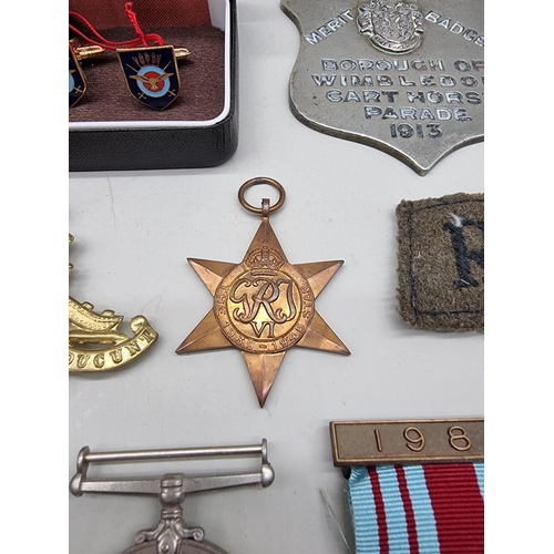 1473 - Medals: a collection of badges, buttons and related, to include World War II medals. ... 