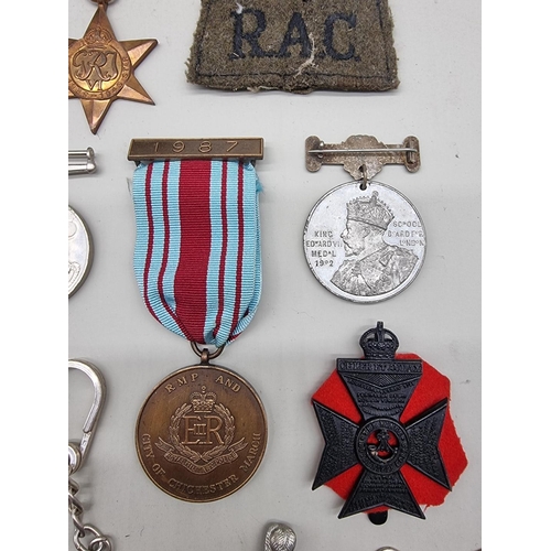 1473 - Medals: a collection of badges, buttons and related, to include World War II medals. ... 