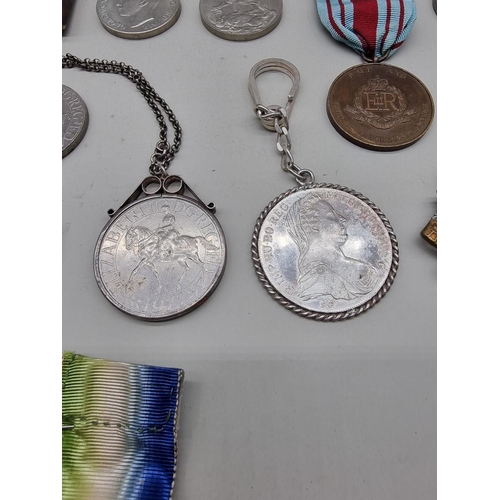 1473 - Medals: a collection of badges, buttons and related, to include World War II medals. ... 