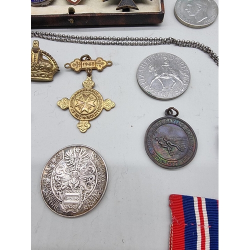 1473 - Medals: a collection of badges, buttons and related, to include World War II medals. ... 