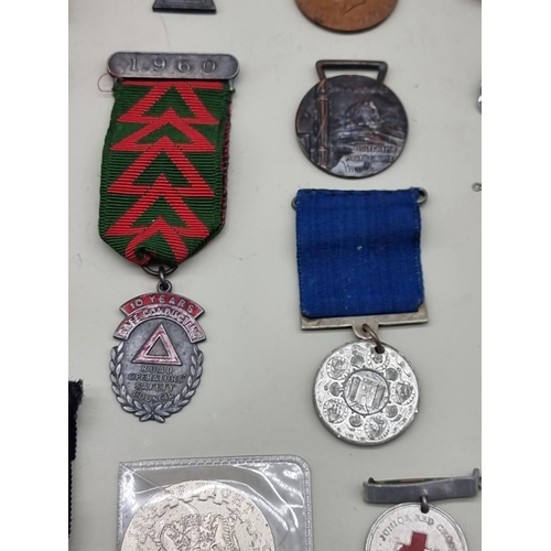 1486 - Medals: a collection of badges and medals, to include Masonic examples. 