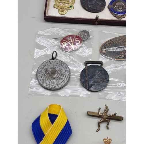 1486 - Medals: a collection of badges and medals, to include Masonic examples. 