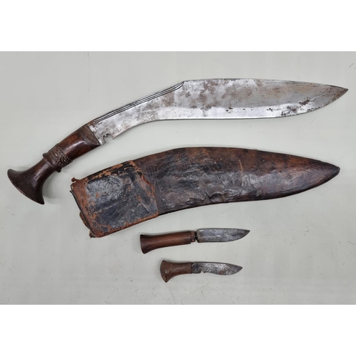 1532 - A vintage kukri and leather sheath, with 32cm blade.