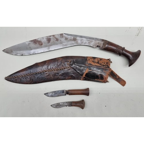 1532 - A vintage kukri and leather sheath, with 32cm blade.