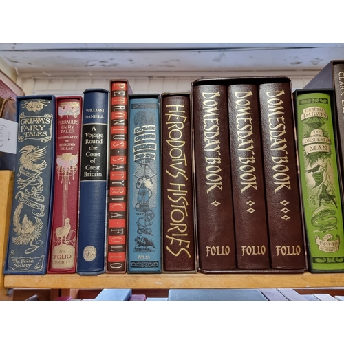 641 - FOLIO SOCIETY: collection of 50 vols pub. Folio Society, all VG in slipcase, over 3 shelves. (3... 