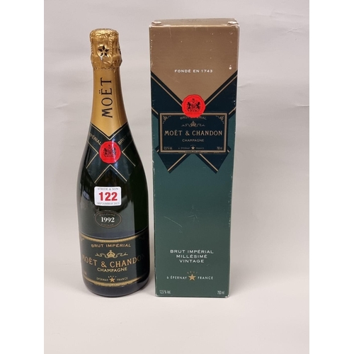 122 - A 75cl bottle of Moet & Chandon 1992 Vintage Champagne, in card box.