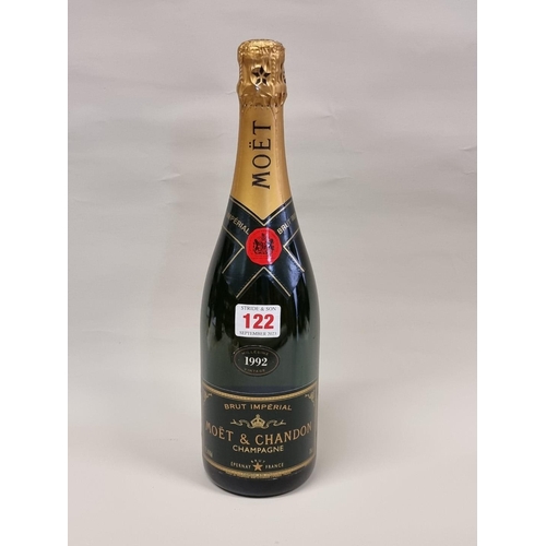 122 - A 75cl bottle of Moet & Chandon 1992 Vintage Champagne, in card box.